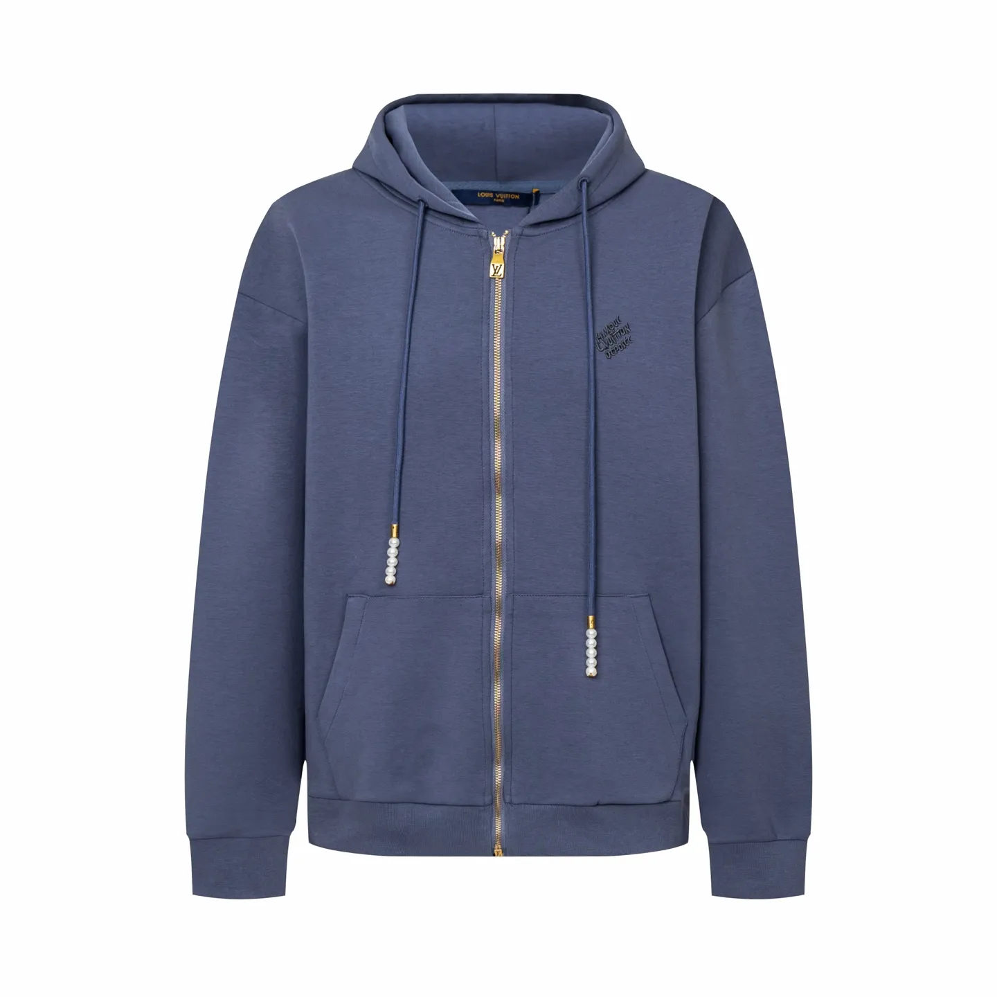 🅿️480 1v logo embroidered pearl pendant hooded jacket (grey blue) The original purchase was 12,000 developed. The fabric is made of 36S 400g double yarn double-sided fabric, with 32S 320g double yarn thread. The double yarn double-sided fabric has high quality and delicate feel. This fabric is usually made by winding two yarns, which adds drape and texture to the fabric. It has good breathability and moisture absorption, can effectively wick away sweat, and keep the body dry and comfortable. Marque L Uuitton deposee embroidery on the chest, simple letter pattern embellishment on the chest, and the letter size spacing effect is consistent. Using linen embroidery thread combined with encrypted processing, the embroidery body has a subtle matte visual texture; the embroidery effect is three-dimensional and full. The smaller the embroidery, the more sophisticated and demanding it is. The embroidery thread is made of imported material, which is more flexible and glossy than ordinary embroidery thread; the stitches are clear and smooth, and have a three-dimensional texture effect. The end of the drawstring is embellished with beads, and the zipper front is decorated with beaded Monogram flowers. The entire line has exclusive original developed pearl series accessories, and customized imported pearls of the same size are paired with new lettering metal compositions. String the pearls together according to a certain order and rules, choose high-quality pearls, the beading craftsmanship is fine, the material is safe and harmless, and the pearl beads add highlights. Size:S-M-L-XL